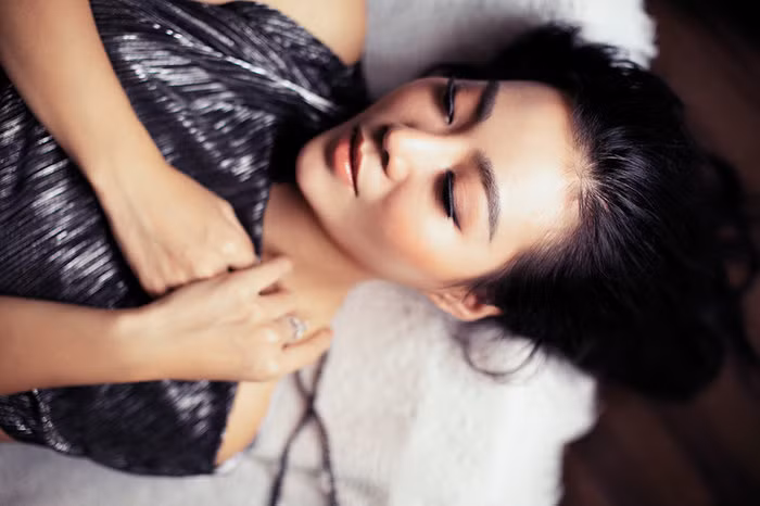 Khoảnh khắc rất thơ của người đẹp. Tone son màu hồng đất khiến Thanh Hương hiền hơn bao giờ hết.