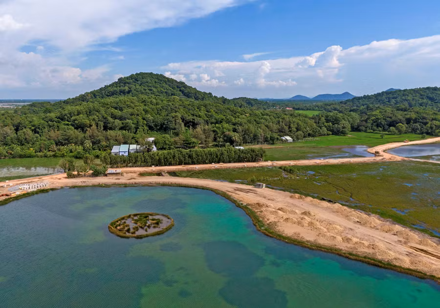 Đến Hà Tiên, du khách được hòa mình vào không gian núi đồi, đồng nước mênh mông.
