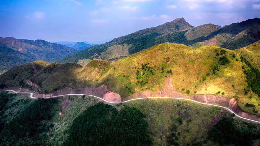 Huyện vùng cao Bình Liêu (Quảng Ninh) có những dãy núi uốn lượn như sống lưng khủng long - Ảnh Lã Nghĩa Hiếu