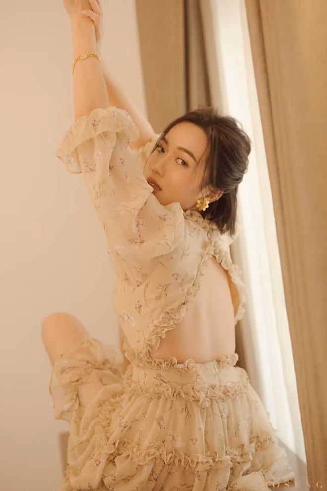 Với Diệu Nhi, bộ ảnh lần này như một thông điệp về sự thay đổi hình tượng nữ diễn viên hài mà trước nay nhiều người từng nghĩ. Thông điệp này sẽ thể hiện rõ ràng hơn qua vai diễn trong bộ phim điện ảnh sắp ra mắt mang tên Anh trai yêu quái đóng cặp cùng nam ca sĩ Isaac - Ảnh: Rose Ng