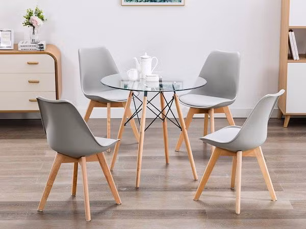 Chiếc bàn ăn nhỏ, có mặt làm bằng kính cho phép ánh sáng xuyên qua, tăng cảm giác rộng rãi cho căn phòng.