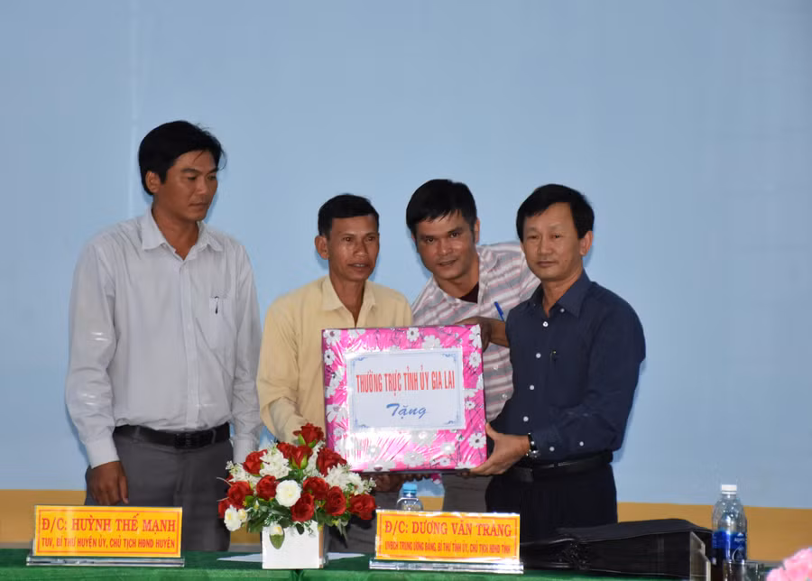 Bí thư Tỉnh ủy Dương Văn Trang tặng quà cho xã Đak Tơ Ja. Ảnh: Trần Dung