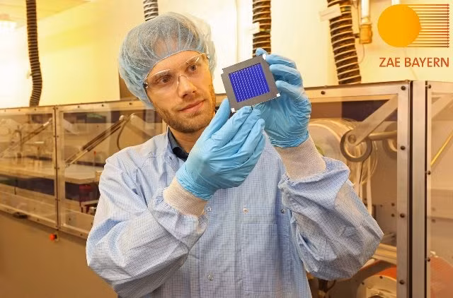  Tiến sĩ Andreas Distler, ZAE Bayern, với mô-đun năng lượng mặt trời hữu cơ tại Trung tâm Solar Factory of the Future.