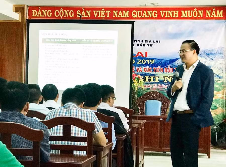 Thành viên của Công ty Luật TNHH Nishimura & Asahi Việt Nam truyền đạt một số nội dung mới của Luật Đầu tư công và Luật Quy hoạch. Ảnh: H.D Thành viên của Công ty Luật TNHH Nishimura & Asahi Việt Nam truyền đạt một số nội dung mới của Luật Đầu tư công và Luật Quy hoạch