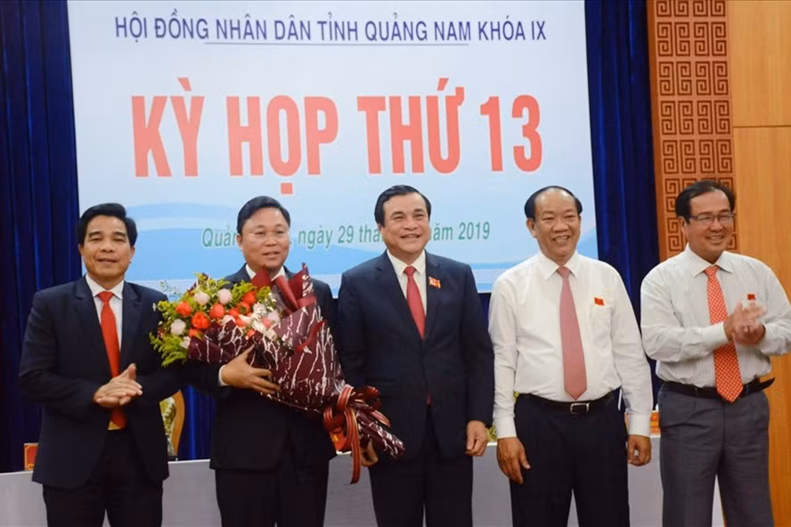  Ông Lê Trí Thanh (thứ 2 từ trái sang) được bầu làm Chủ tịch UBND tỉnh Quảng Nam. Ảnh: T.C