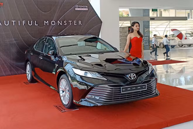 Toyota Camry mới bán chạy hơn cả một số mẫu xe hạng C có giá thấp hơn