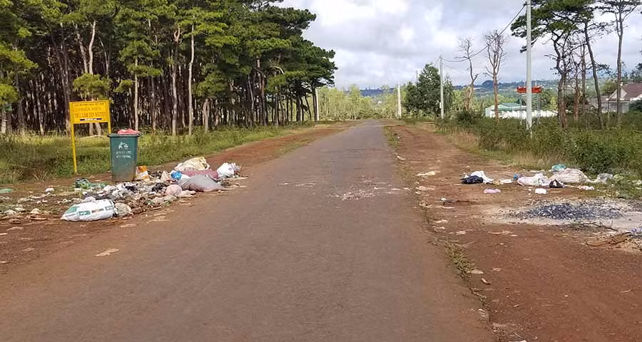  Rác thải bị vứt bừa bãi ngay cạnh thùng rác trên tuyến đường qua đồi thông. Ảnh: C.H