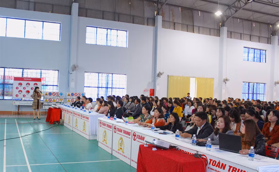 Báo cáo viên của Sở GD-ĐT giới thiệu chủ đề ATGT cho nụ cười trẻ thơ và tài liệu giảng dạy cho giáo viên. Ảnh: Mộc Trà