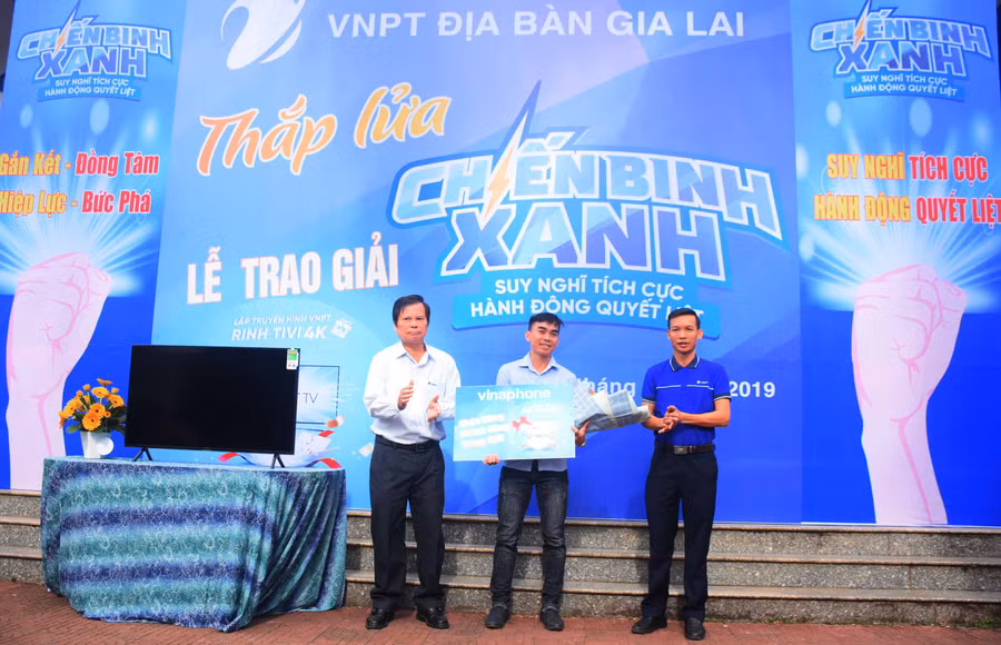 Trao giải cho khách hàng trúng thưởng của chương trình-Lắp truyền hình-Rinh tivi khủng-đợt 1. Ảnh: Minh Nguyễn