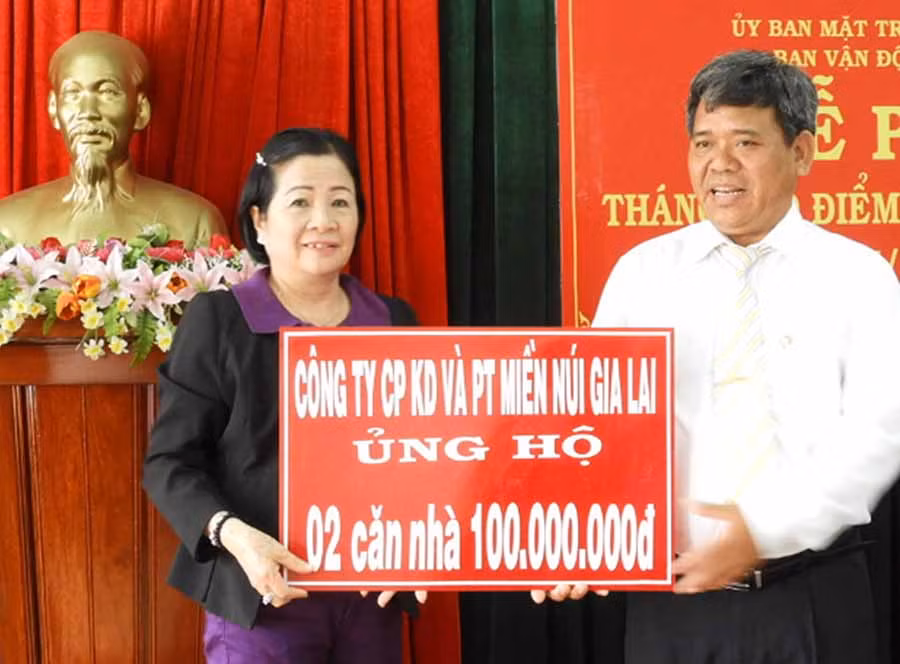  Bà Nguyễn Thị Sen-Giám đốc Công ty cổ phần Kinh doanh và Phát triển Miền núi trao tiền ủng hộ của đơn vị cho Quỹ “Vì người nghèo” tỉnh. Ảnh: T.N