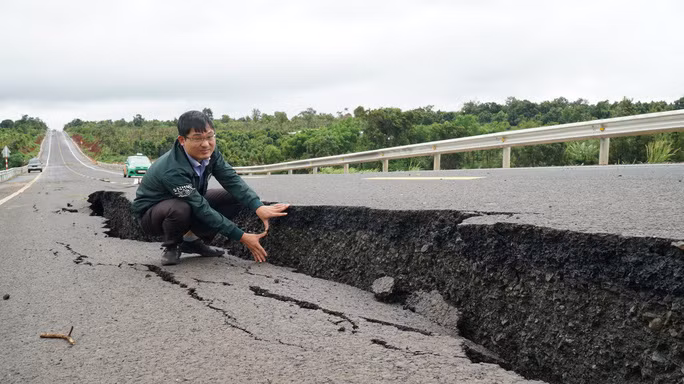 Dự án đường Hồ Chí Minh đoạn tránh qua thị trấn Chư Sê, huyện Chư Sê, tỉnh Gia Lai nhiều vị trí bị tụt theo phương thẳng đứng đến hơn 1 mét. Ảnh: Hoàng Thanh