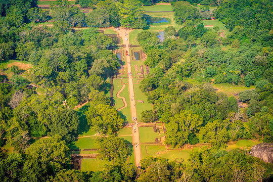 Một trong những đặc trưng nổi bật nhất của Sigiriya chính là bức tường gương. Ngày xưa, bức tường được đánh bóng kỹ lưỡng tới mức nhà vua có thể nhìn thấy hình ảnh phản chiếu của chính mình. Bức tường được sơn vẽ câu đối, bài thơ... của những vị khách ghé thăm Sigiriya. Dòng chữ cổ nhất có niên đại từ thế kỷ thứ 8. Ngày nay, hành vi này đã bị nghiêm cấm nhằm gìn giữ và bảo tồn những giá trị cổ. Ảnh: Atlas & Boots.