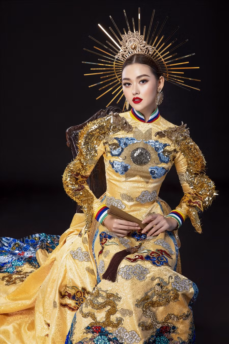  Tuy nhiên ngay trước khi chung kết sắp diễn ra, Tường San cho biết cô đã gặp phải sự cố là chiếc mấn trong trang phục truyền thống đã bị gãy. Người đẹp đã phải dậy từ rất sớm và tìm cách khắc phục. Ảnh: Lê Thiện Viễn.
