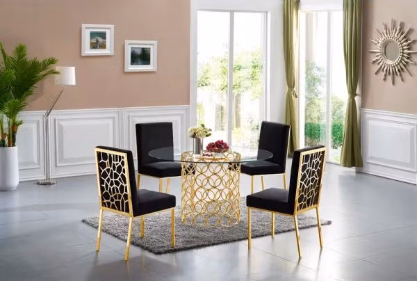 Bộ bàn ghế ăn mang phong cách hoàng gia.
