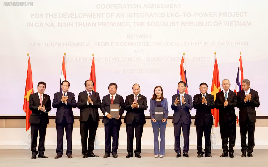 Thủ tướng chứng kiến UBND tỉnh Ninh Thuận và Tập đoàn Gulf trao biên bản ghi nhớ hợp tác đầu tư. Ảnh: VGP/Quang Hiếu