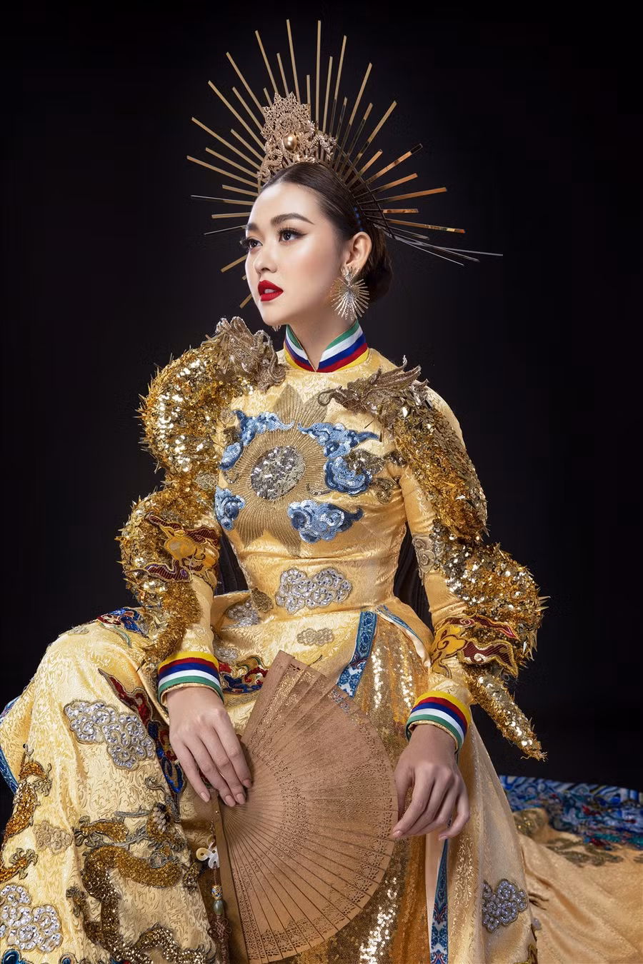 Cô sử dụng kẹp tóc để giữ cố định phần mấn bị gẫy. Tranh thủ những lúc được nghỉ ngơi, cô nhờ sự giúp đỡ của ban tổ chức cuộc thi làm mọi cách để chiếc mấn có thể trở nên hoàn thiện nhất có thể cho phần thi quốc phục của mình. Ảnh: Lê Thiện Viễn.