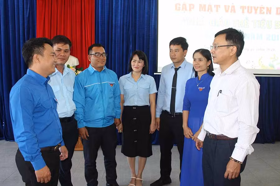 Anh Đỗ Duy Nam-Phó Bí thư Tỉnh Đoàn (bìa trái) và ông Nguyễn Văn Long-Phó Giám đốc Sở Giáo dục và Đào tạo (bìa phải) trao đổi cùng các nhà giáo trẻ. Ảnh: P.L