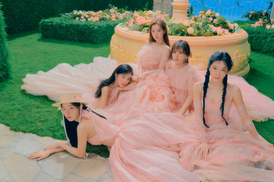 Red Velvet hóa thành các tiểu thư xinh đẹp, thanh tao trong Feel my rhythm. Ảnh: SM/ YG/ CUBE