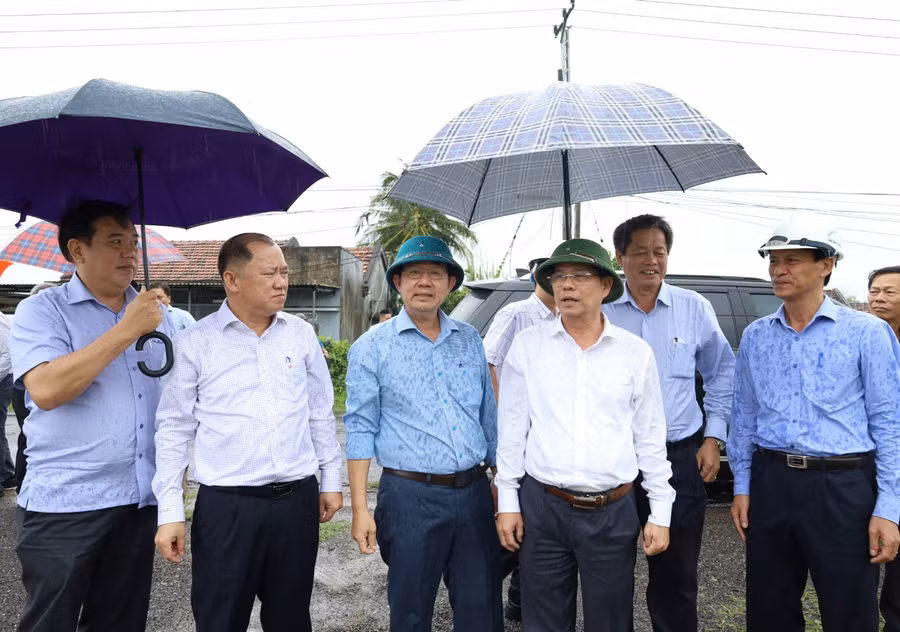 Ông Nguyễn Tấn Tuân, Chủ tịch UBND tỉnh Khánh Hòa cùng đoàn công tác đi kiểm tra thực tế việc bàn giao mặt bằng trên địa bàn TX.Ninh Hòa. Ảnh: M.H