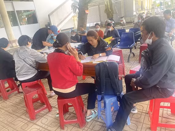 “Cò” viết hồ sơ cho người dân làm sổ đỏ dịch vụ ngay trước Phòng một cửa UBND huyện Bảo Lâm, tỉnh Lâm Đồng “Cò” viết hồ sơ cho người dân làm sổ đỏ dịch vụ ngay trước Phòng một cửa UBND huyện Bảo Lâm, tỉnh Lâm Đồng