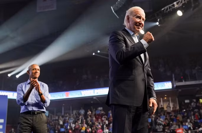 Tổng thống Joe Biden và cựu Tổng thống Barack Obama vận động cho ứng viên Thượng viện John Fetterman và ứng viên Thống đốc bang Pennsylvania Josh Shapiro ở bang Pennsylvania ngày 5-11. Ảnh: Reuters Tổng thống Joe Biden và cựu Tổng thống Barack Obama vận động cho ứng viên Thượng viện John Fetterman và ứng viên Thống đốc bang Pennsylvania Josh Shapiro ở bang Pennsylvania ngày 5-11. Ảnh: Reuters