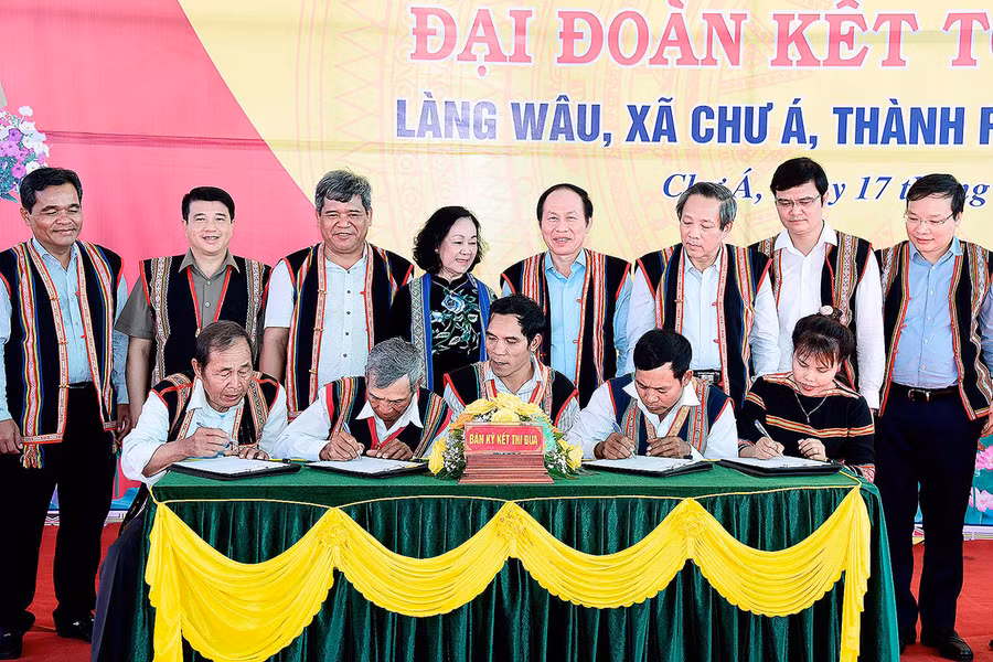  Đoàn công tác Trung ương tham quan gian hàng trưng bày sản phẩm nông nghiệp của người dân làng Wâu tại Ngày hội đại đoàn kết toàn dân tộc. Ảnh: Đức Thụy