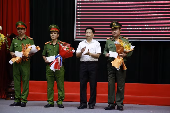 Ông Lê Văn Dũng, Phó Bí thư Thường trực Tỉnh ủy Quảng Nam biểu dương, thưởng nóng cho các lực lượng Công an tỉnh Quảng Nam