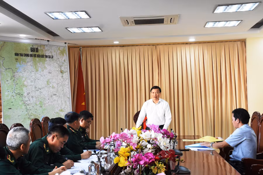 Quang cảnh buổi làm việc của Chủ tịch UBND tỉnh với Ban Thường vụ Đảng ủy Biên phòng tỉnh. Ảnh: Vĩnh Hoàng