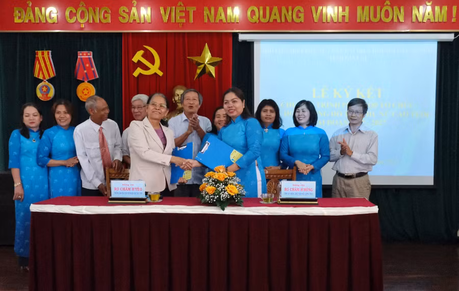 Hội LHPN tỉnh và Hội người cao tuổi ký kết chương trình phối hợp tổ chức các hoạt động hỗ trợ phụ nữ cao tuổi giai đoạn 2022-2027. Ảnh: Minh Châu
