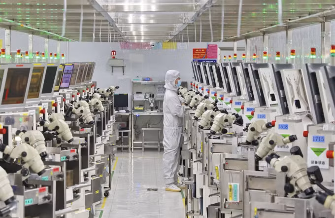 Bên trong một nhà máy sản xuất chip ở Giang Tô ngày 16/9. Ảnh: AP Bên trong một nhà máy sản xuất chip ở Giang Tô ngày 16/9. Ảnh: AP