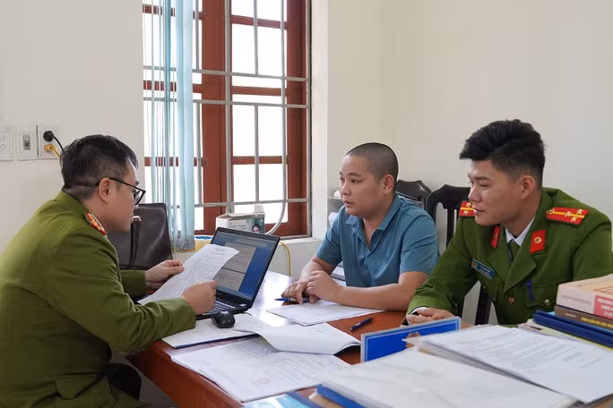 Bùi Xuân Dĩnh làm việc với cơ quan công an. Ảnh: Công an cung cấp Bùi Xuân Dĩnh làm việc với cơ quan công an. Ảnh: Công an cung cấp