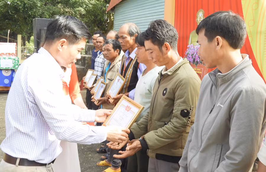 Tặng giấy khen cho các hộ gia đình tiêu biểu trong các phong trào thi đua ở cơ sở. Ảnh: Thanh Nhật