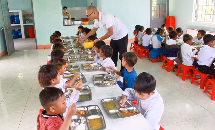 Nhờ sự giúp đỡ của các nhà hảo tâm, Trường Tiểu học và THCS Đinh Núp (xã Pờ Tó, huyện Ia Pa) đã duy trì bếp ăn “Cơm có thịt” từ năm 2019 đến nay. Ảnh: V.C