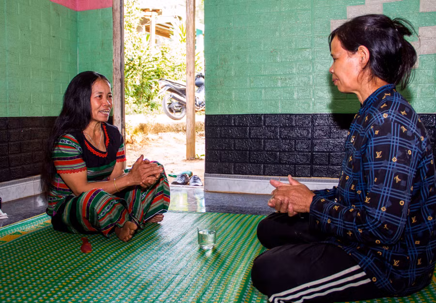  Nghệ nhân Y Nía (trái) thường xuyên luyện hát dân gian, đối đáp cùng các nghệ nhân khác trong làng. Ảnh: H.T