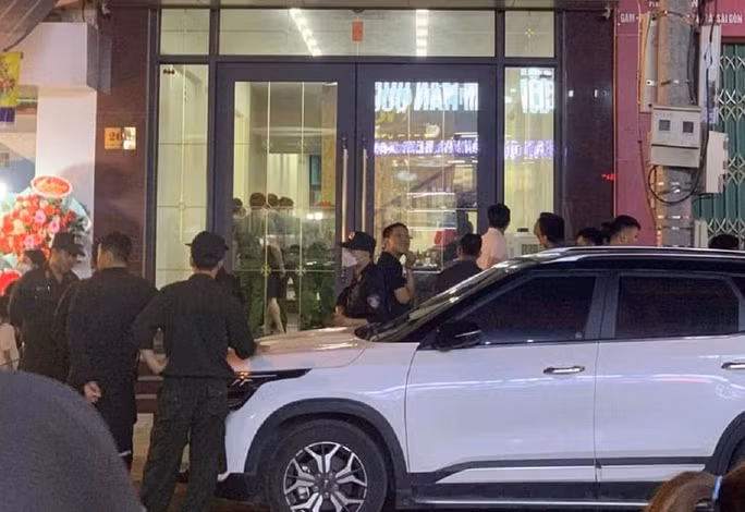 Công an thực hiện khám nhà của Bùi Quốc Đạt trên phố Lê Hoàn
