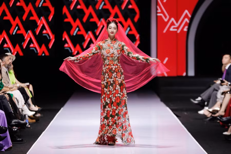 Hoa hậu Thế giới Việt Nam 2019 thể hiện sự điệu đà, duyên dáng nhưng không kém phần sang trọng của những “cô dâu mới”.