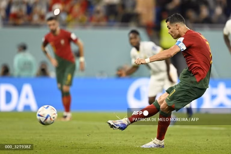 Ngôi sao Ronaldo ghi bàn trên chấm 11m sau quả penalty có nhiều tranh cãi. Ảnh: AFP
