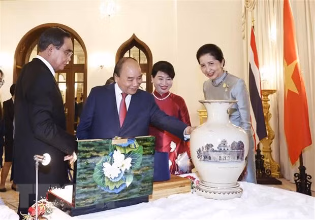 Chủ tịch nước Nguyễn Xuân Phúc và Thủ tướng Vương quốc Thái Lan Prayut Chan-o-cha trao đổi tặng phẩm. (Ảnh: Thống Nhất/TTXVN) Chủ tịch nước Nguyễn Xuân Phúc và Thủ tướng Vương quốc Thái Lan Prayut Chan-o-cha trao đổi tặng phẩm. (Ảnh: Thống Nhất/TTXVN)