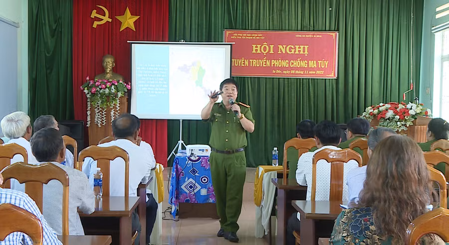  Cục Cảnh sát Điều tra về Tội phạm ma túy, tuyên truyền phòng-chống ma túy tại xã Ia Der (huyện Ia Grai). Ảnh: Phương Lộc