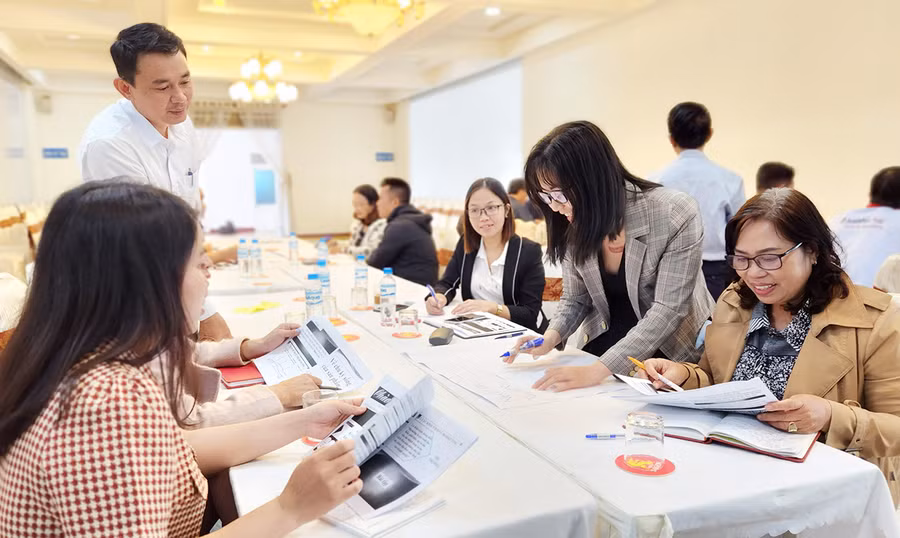  Các học viên chia nhóm thảo luận, làm bài tập nhóm. Ảnh: Bá Bính