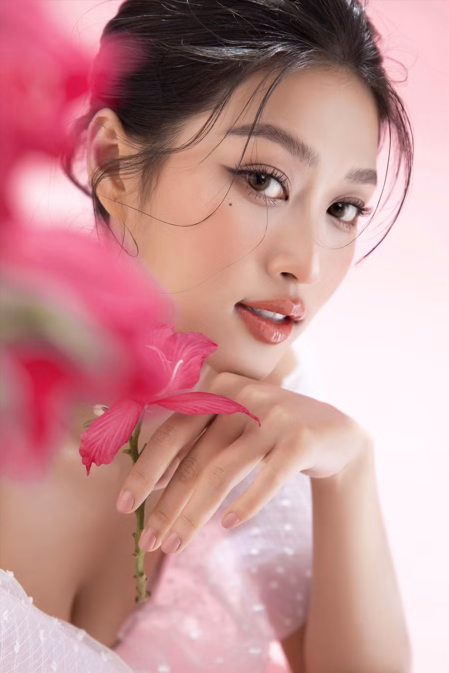 Có thể thấy, từ những phong cách khá chững chạc cho đến phong cách thanh lịch hay dịu dàng pha chút thơ thẩn, người đẹp đều có thể biến hoá đa dạng. Ảnh: Lê Thiện Viễn.