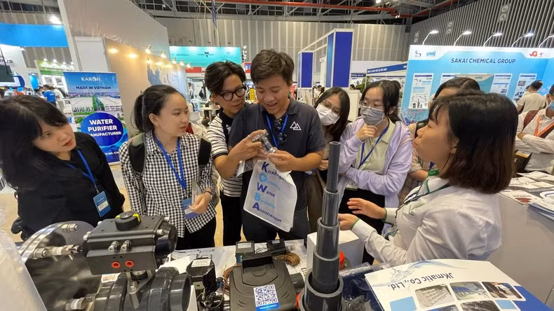Đại diện doanh nghiệp giới thiệu công nghệ xử lý nước cho khách tham quan. Đại diện doanh nghiệp giới thiệu công nghệ xử lý nước cho khách tham quan.