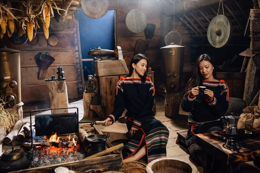 Hoa hậu Tiểu Vy và Á Kim Duyên khoe sắc bộ trang phục của phụ nữ Ê Đê. Ảnh: Tô Thanh Tân - Ngô Xuân Phú.