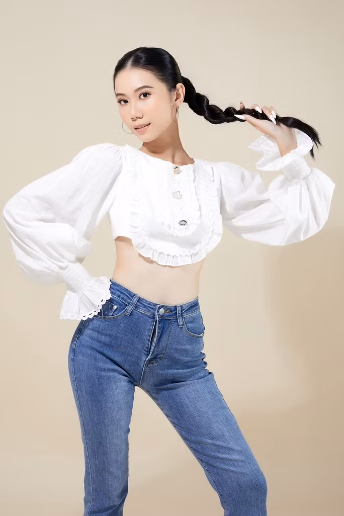 Cô thành thạo cả tiếng Anh lẫn tiếng Pháp
