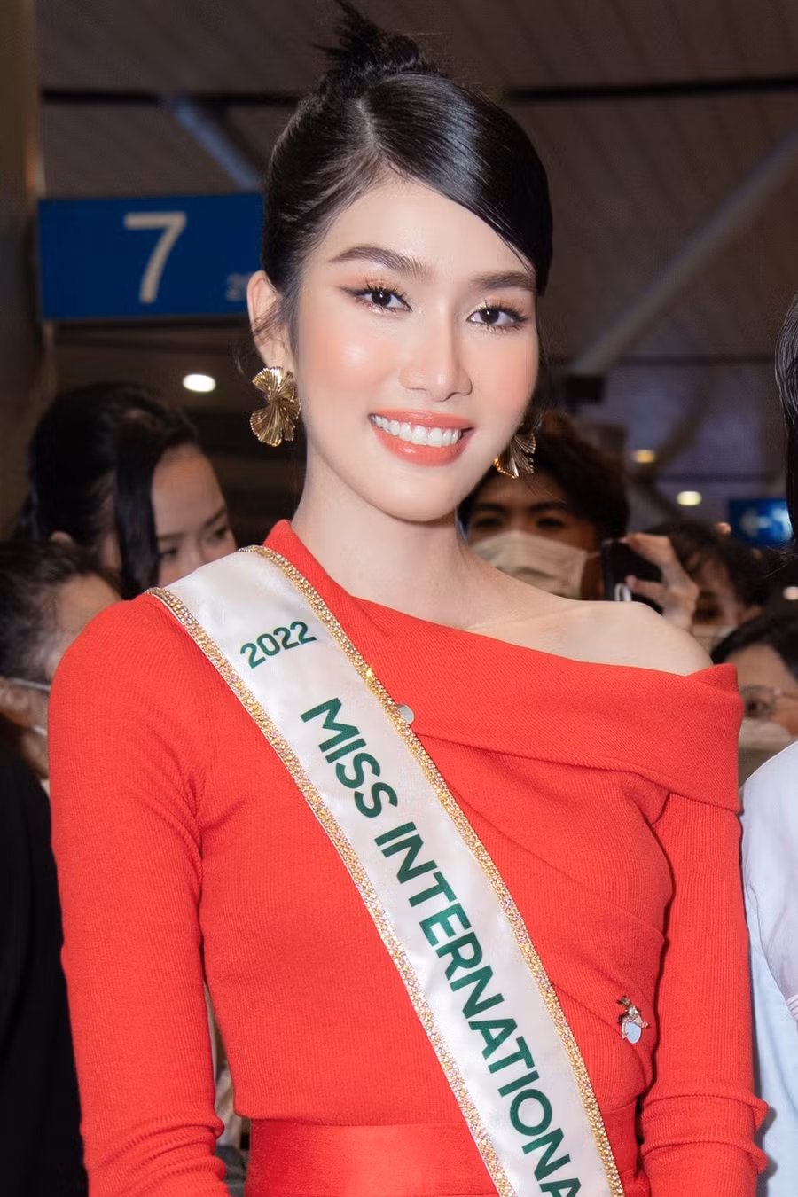Năm 2020, Phương Anh xuất sắc giành được ngôi vị Á hậu 1 Hoa hậu Việt Nam. Người đẹp khiến nhiều khán giả ngưỡng mộ khi có bằng tiếng Anh IELTS 8.0 và DALF C1 cho tiếng Pháp. Bên cạnh đó, cô còn nhận học bổng thạc sĩ Thương mại toàn cầu (Master of Global Trade) của trường Đại học RMIT (TP.HCM). Hiện tại, cô cũng đang làm MC cho đài truyền hình Việt Nam (VTV). Ảnh: NVCC