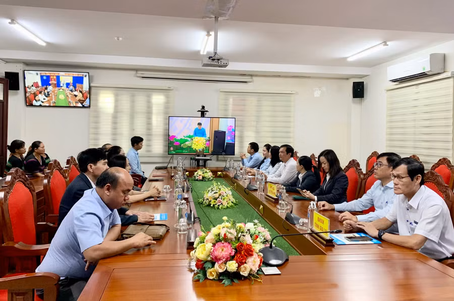 Quang cảnh Lễ phát động chương trình tặng sổ BHXH, thẻ BHYT cho người có hoàn cảnh khó khăn tại điểm cầu Gia Lai. Ảnh: Như Nguyện