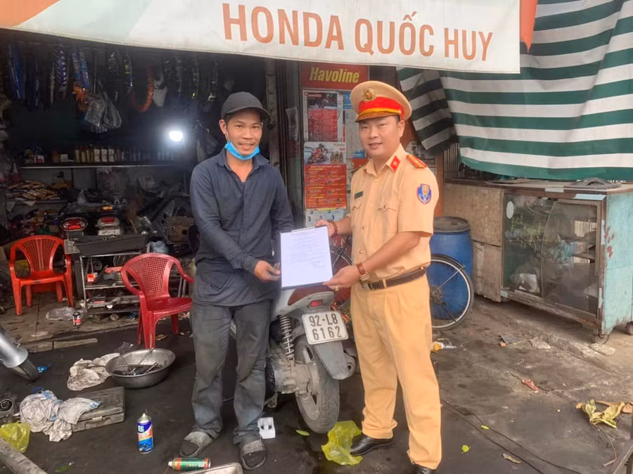  Lực lượng Trạm CSGT Hòa Hiệp cho chủ tiệm sửa xe ký cam kết không độ chế, tiếp tay “quái xế”. Ảnh: Nguyễn Tú