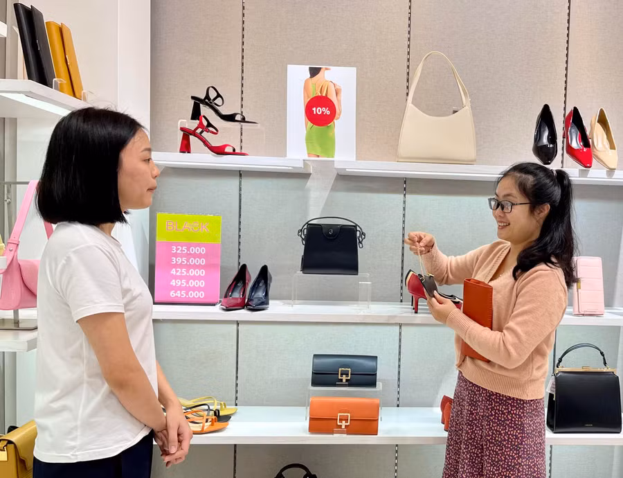 Cửa hàng Vascara (đường Trần Phú, TP. Pleiku) áp dụng giảm giá 10-50% cho tất cả sản phẩm túi xách, giày dép. Ảnh: Vũ Thảo