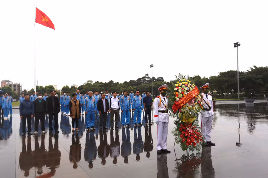 Đoàn thể thao Gia Lai dâng hoa trước tượng đài Bác Hồ Ảnh: Văn Ngọc