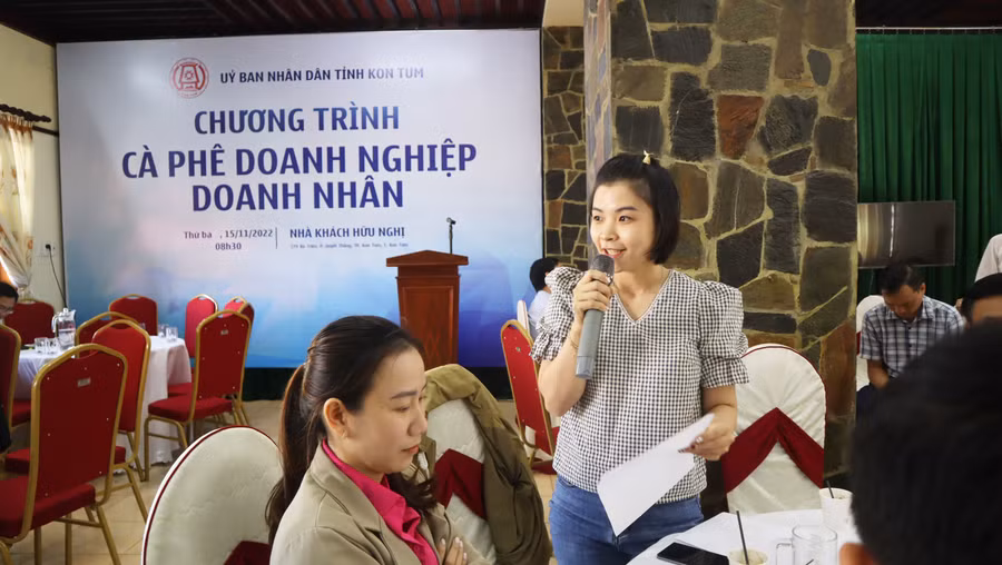 Doanh nhân chia sẻ những khó khăn vướng mắc trong hoạt động sản xuất kinh doanh tại Chương trình. Ảnh: QĐ